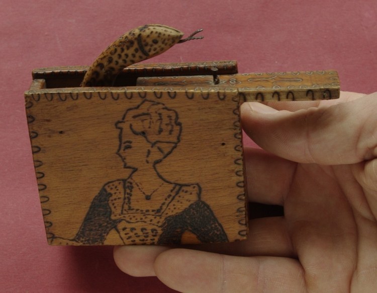 cutie sarpe din lemn jucarie.jpg